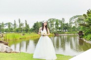 Photoshop调至出暗调霞光色池塘边的婚纱人物图片