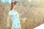 ps怎样把野花丛中的美女照片调出淡褐色的韩系效果?