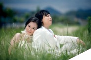 Photoshop将草丛中的婚片打造出浪漫的暗调蓝紫色效果