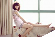 Photoshop为室内美女图片增加上淡淡的韩系暖色效果