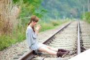Photoshop为坐在铁轨的美女加上甜美的淡调粉绿色