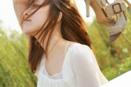 Photoshop将外景人物调制出漂亮的韩系粉黄色教程