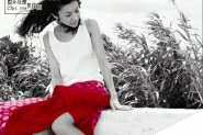 Photoshop将美女背后的彩色调成的黑白照片的一抹红