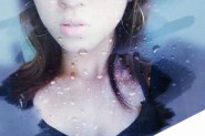 photoshop将自拍美女照片制作成擦拭水雾玻璃的效果