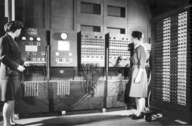 程序员Betty Jean Jennings (左) 和 Fran Bilas (右) 在操作 ENIAC 的主控制面板