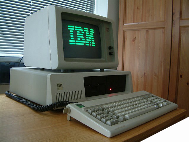 1983 发布的 IBM PC XT 是硬件价格下降的早期例子。